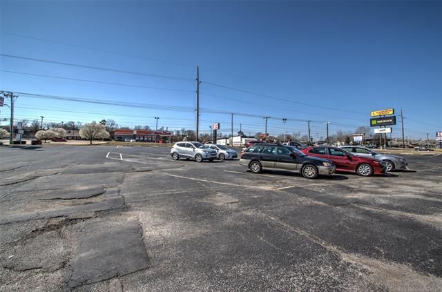 1905 S Sheridan Rd, Tulsa, OK 74112